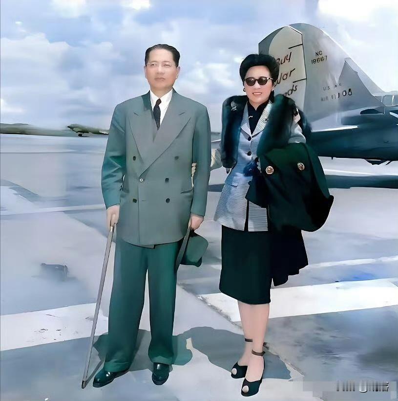 这是1945年宋子文夫妇仓惶出逃美国，在旧金山机场留下的一张照片。从照片上可以