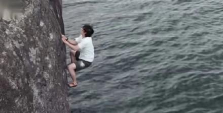 王一博这波玩得有点大！新综艺里居然无保护徒手攀岩，爬一半手滑直接“噗通”掉海里了