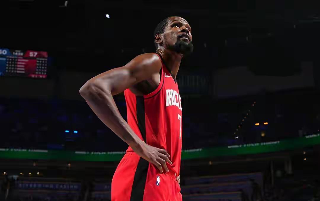 火箭队真把板凳坐热了,七个人轮流开火,谁都不藏私。杜兰特三分又准了,像老炮儿打