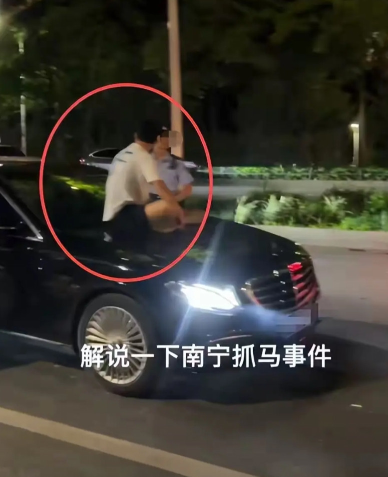 广西南宁，一小伙将自己的奔驰E300借给女友开，岂料，女友开车出去装富婆，勾搭上