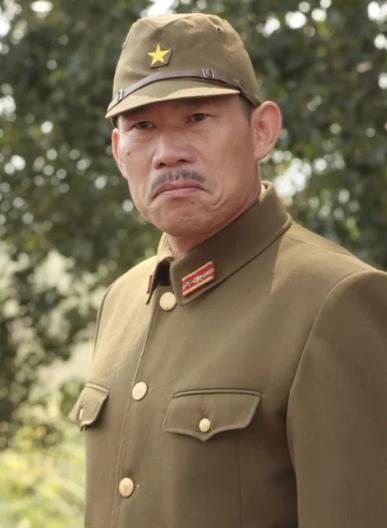 拍《亮剑》的时候，剧组因为资金紧张，找不到会日语的演员，于是导演来到片场对那些群