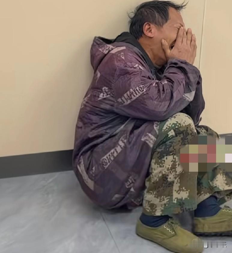 2月6日，江西赣州一父亲在丨CU室门外崩溃大哭，只因15岁的儿子骑摩托车摔伤住进