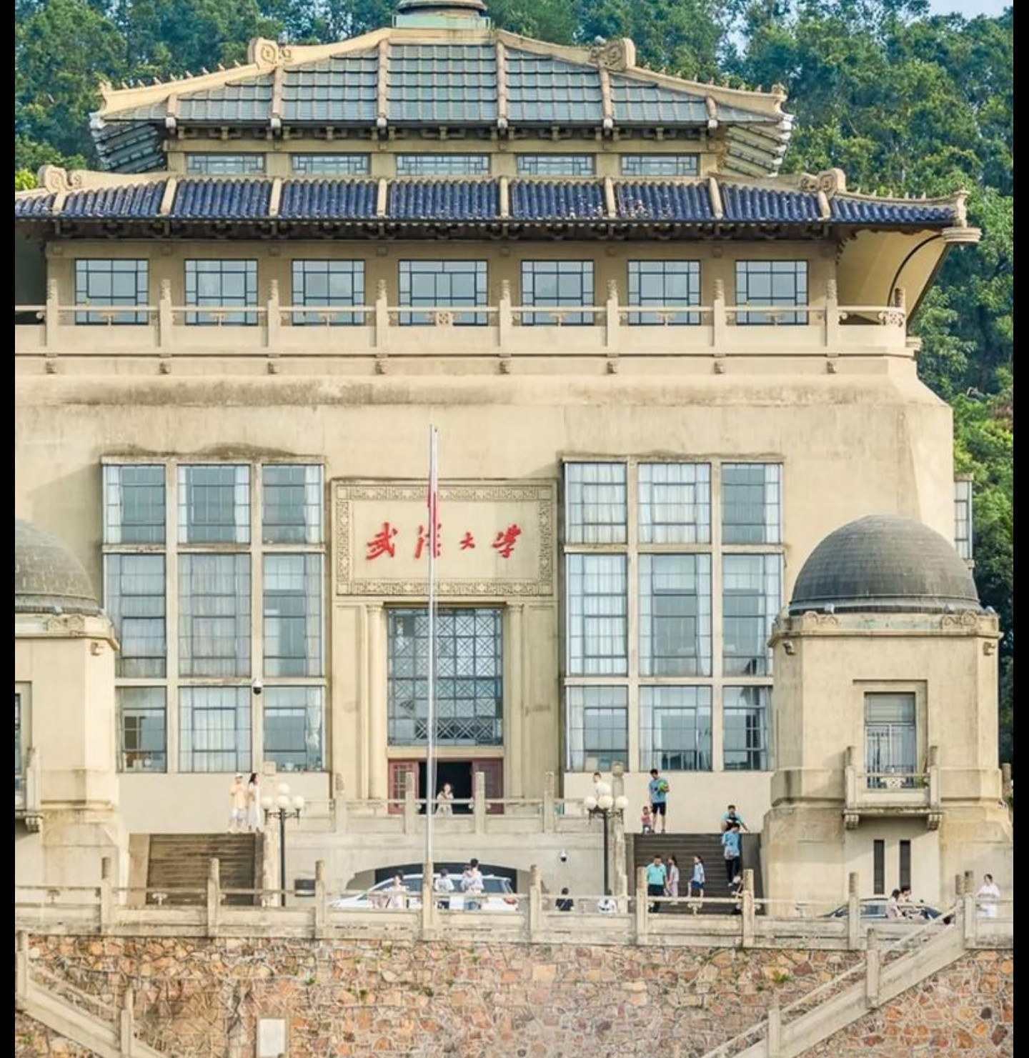 武汉大学这下难办了，之前处分图书馆男生是错误的。这名男同学已经受到了很大影响，可以说人生都被毁了。而