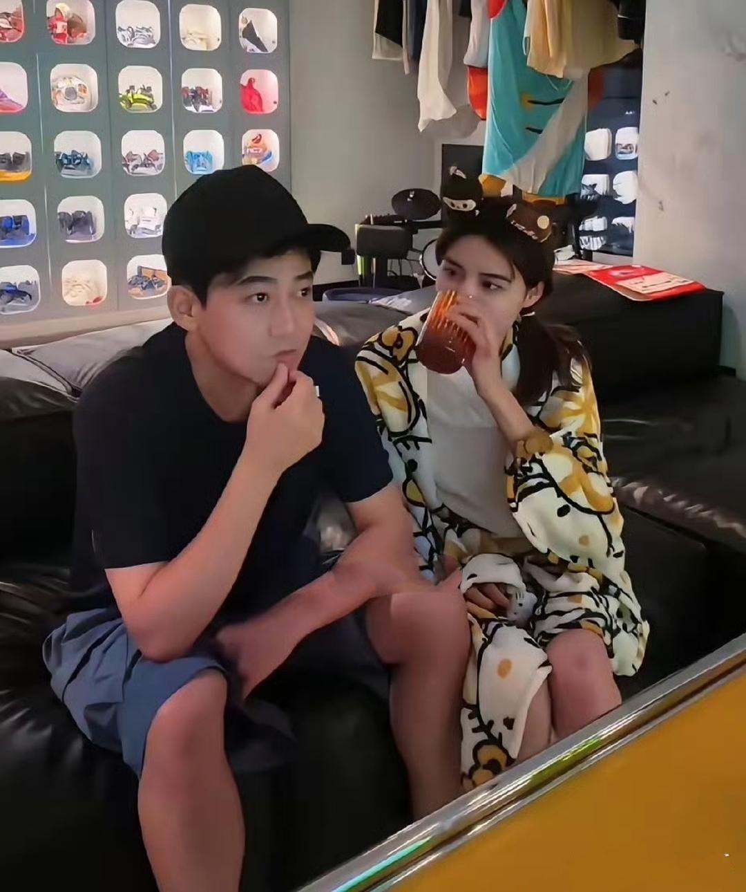 快乐男声出道的苏醒熬夜看世界杯足球赛，老婆廖语辰陪伴左右，她眼神不停的扫视老公苏