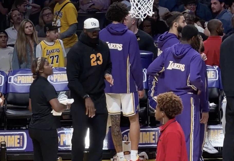 美媒晒詹姆斯场边空手做投篮动作: 他真的很想上场打球