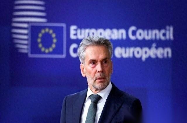 那边刚发文把你开除,你转头就给全球客户发了封邮件,中英双语的,告诉大家“别慌,一