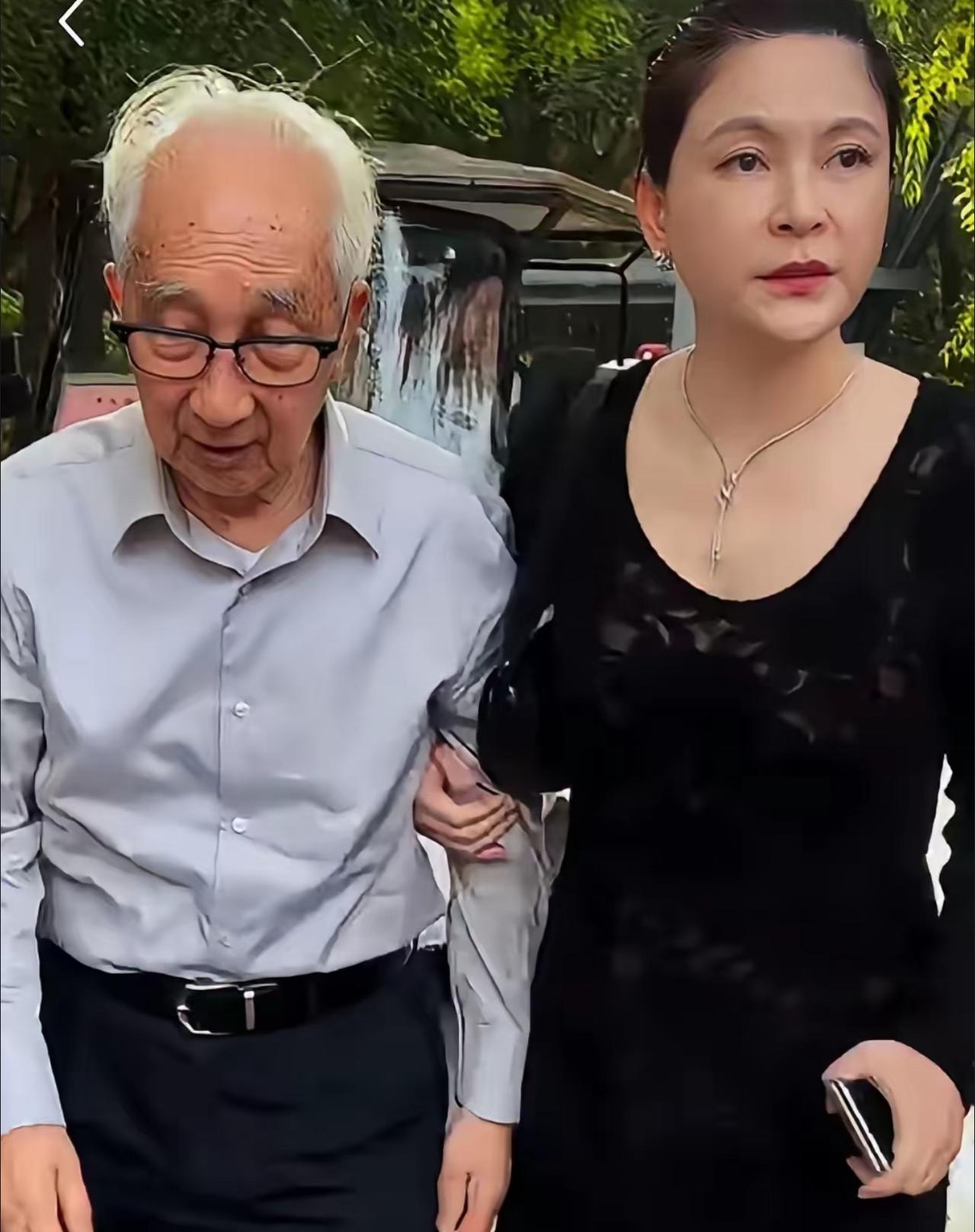 这两人并不是父女，而是如假包换的夫妻，。这位白发苍苍的爷爷名叫靳尚谊，今年9
