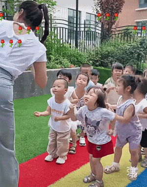 穿紫色的那个小千金动作最好看，好可爱的老师和孩子们![点赞]