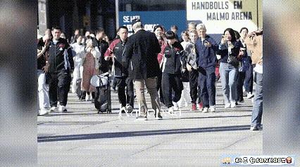 孙颖莎在国外为什么也有这么多粉丝啊？原来，他们也都喜欢莎莎。强者的魅力，超越