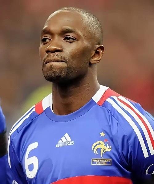 足坛历史防守最强硬的五大中场！大家认同吗？第五名:维埃拉身高体壮+抢断拦截，兼具