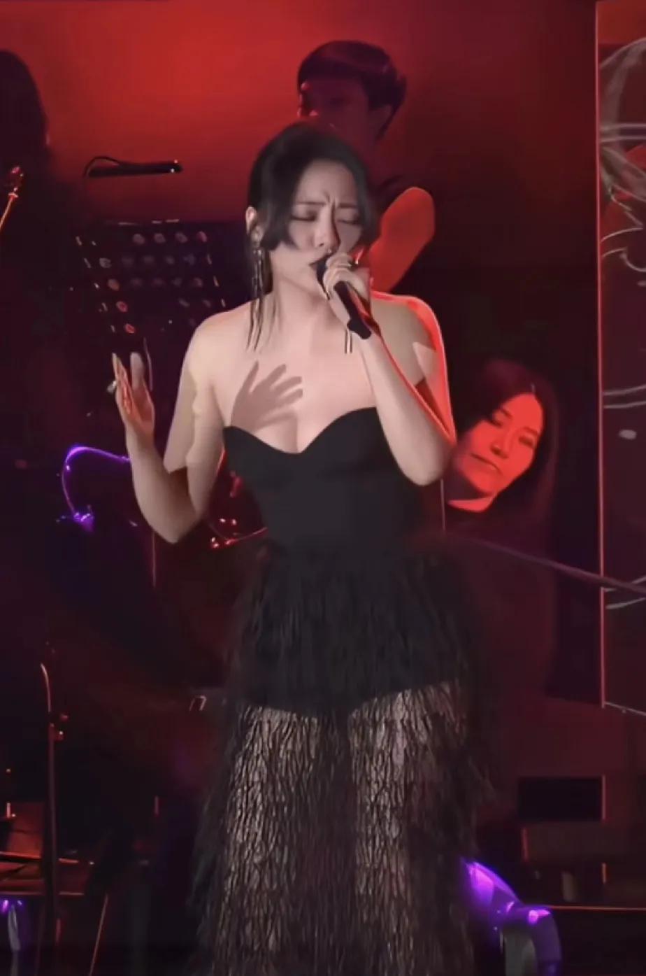 突然对她产生了敬意！贾玲减肥成功，很多人觉得有点不真实。张靓颖减肥成功，网上