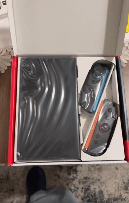 Switch2开箱视频已偷跑。但由于主机必须更新首日补丁才能运行，所以泄露的东