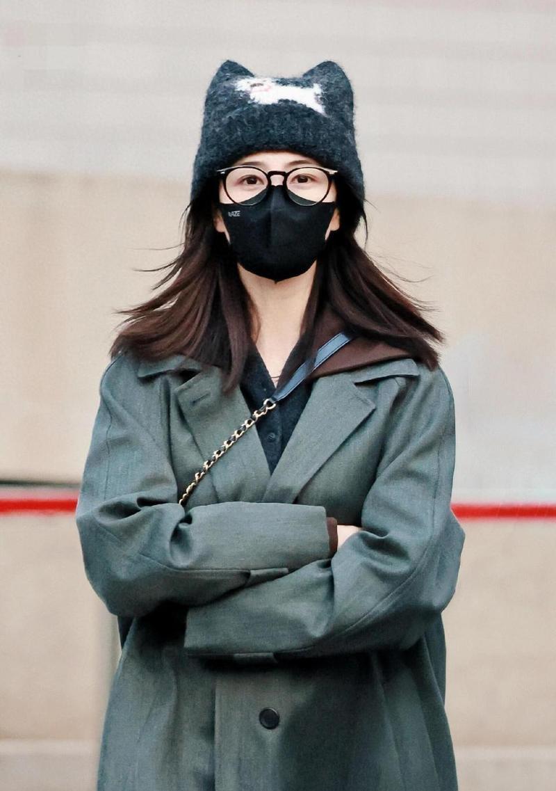 白鹿现身央视春晚彩排白鹿再次现身央视春晚彩排，这次她头戴小狗耳朵造型的灰色毛