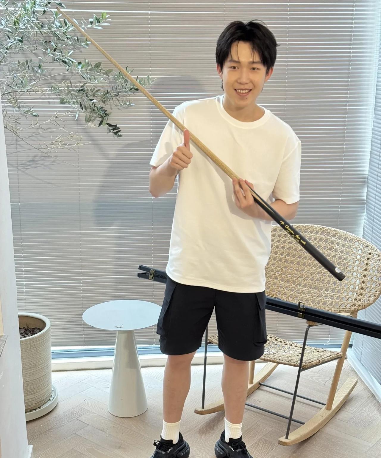 王楚钦拿奥沙利文亲签的To球杆合影！头头这追星成功啦昂！谁追星都一样哈哈！这是