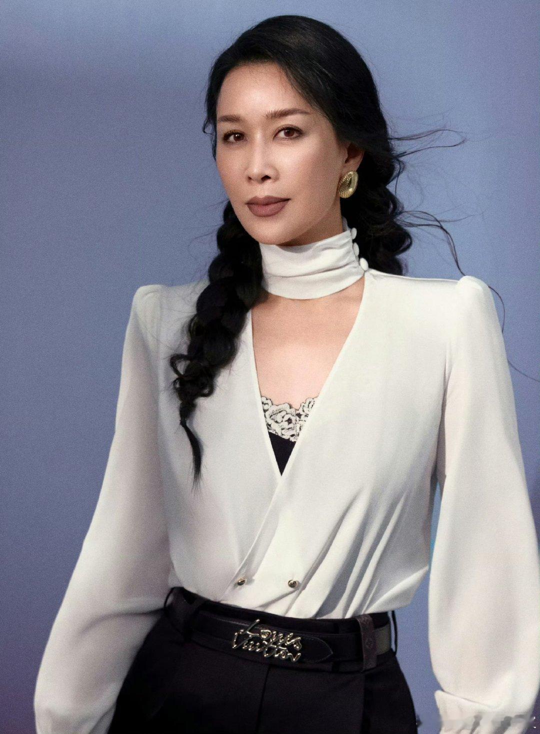 华晨宇就这样看那英热闹后期赛事直接封神，两位选手各有高光时刻，那英陷入选择僵局