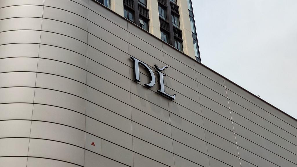 你见过一条商业街，因为一家店关门歇业，而整条街瞬间“熄火”的吗？不是天气原因