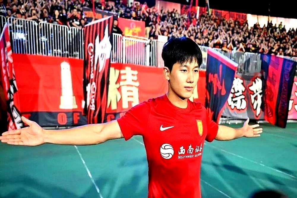 有人说向余望身体太“纸片”，扛不住中超。可就是这个“纸片人”，三年三级跳