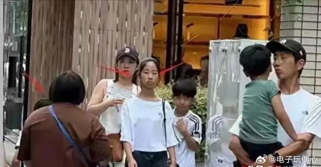 黄奕母女现身日本！12岁黄芊玲又丑又凶皮肤黝黑怒视路人眼神凶狠