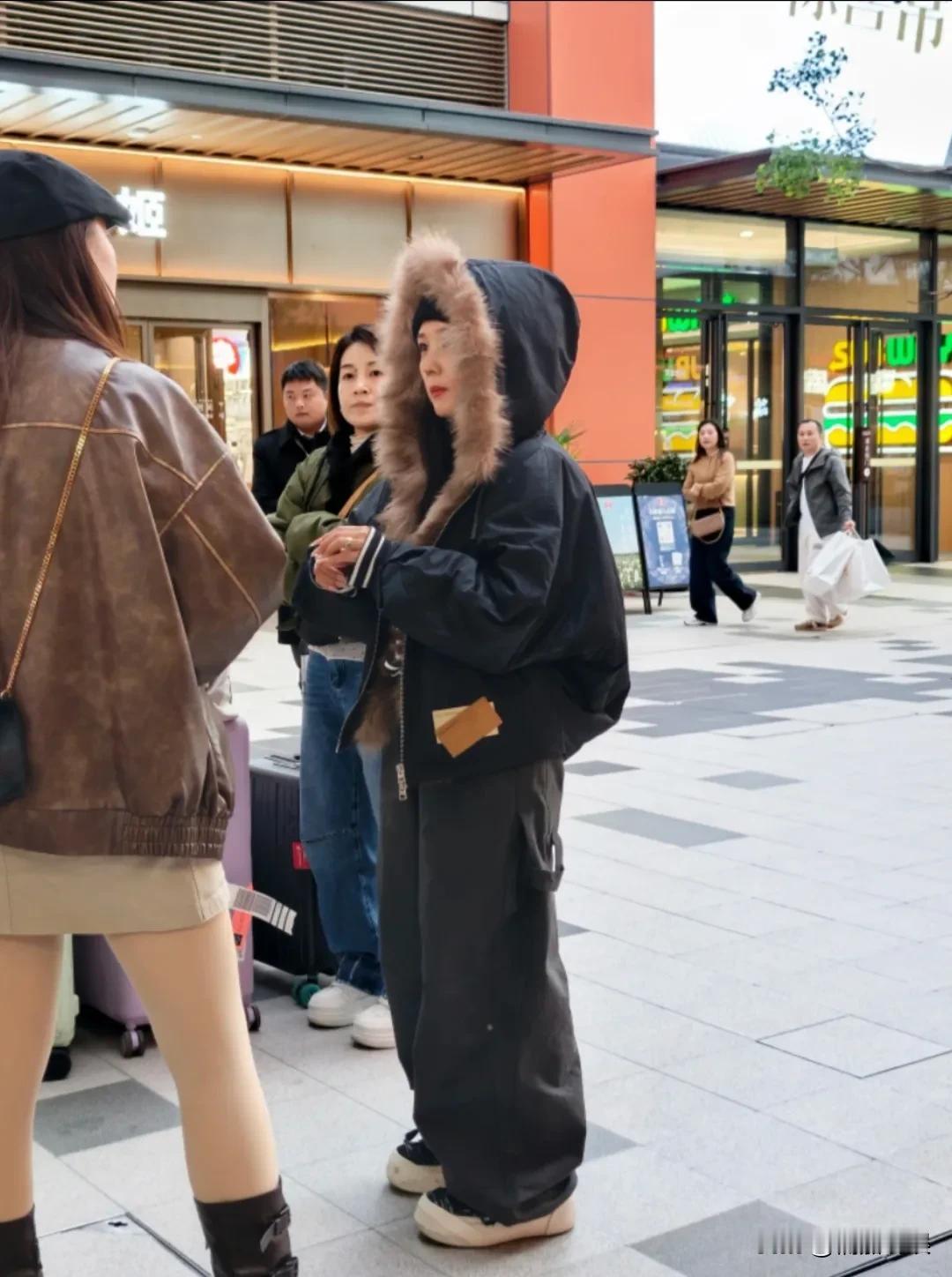 何洁这肥还真是给她减下去了啊，别说，还一瘦下来，颜值就回春不少！她现身长沙一超