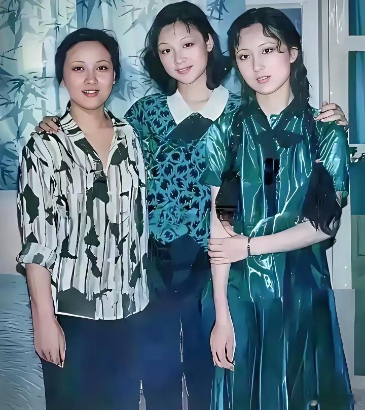 80年代，邓捷、张延和陈晓旭三位演员的一张留影，在拍摄《红楼梦》的几年时光里她们