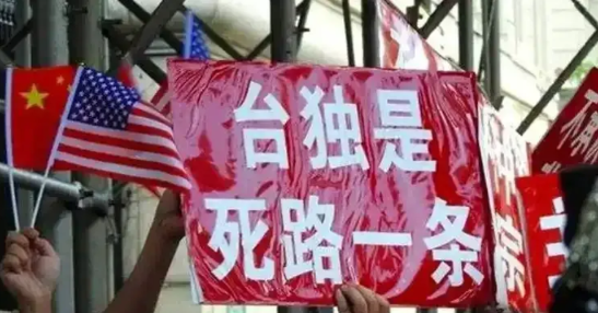 据台媒报道：解放军高雄近海突施实弹演习，台海局势趋紧，台独分子难逃归途台湾媒