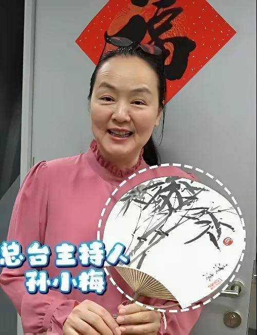 孙小梅堪称人生赢家，年届59岁，虽身形发福，却依旧气质优雅，与海归丈夫恩爱相伴，
