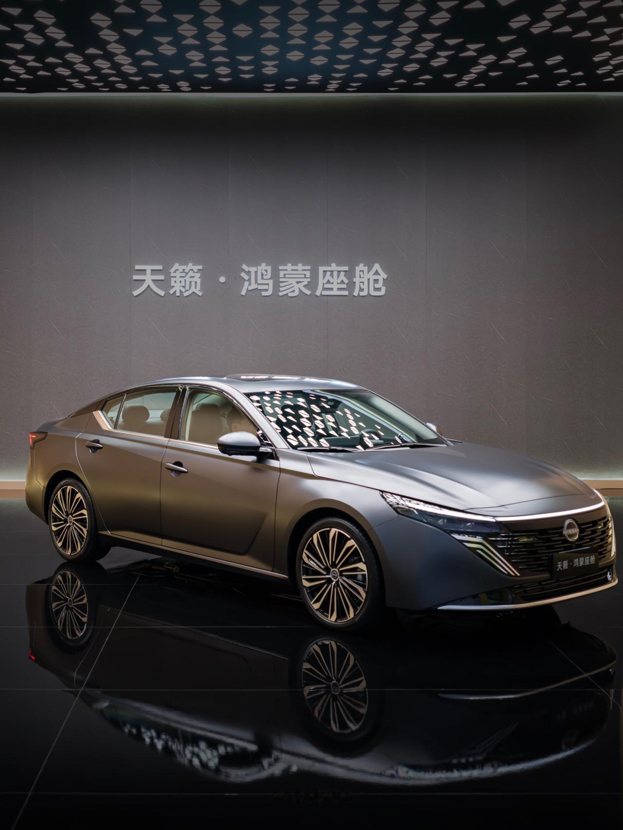 HYK图赏｜东风日产天籁前脸寰宇星环贯穿灯、一体化展翼式前格栅，搭配黑化处理