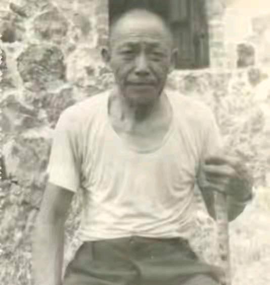 1937年，两个日寇看见郑明德的嫂子色心大发，逼迫郑明德举着蜡烛为他们照明并且拿