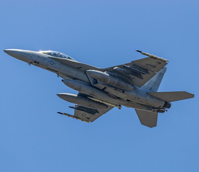 美军新型空对空导弹在埃格林基地测试时被拍摄到2026年5月18日，美国《空天军杂