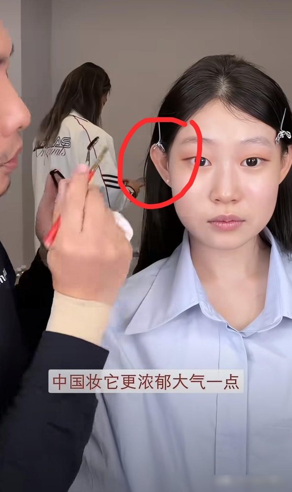 小沈阳闺女往台上一站，满场眼睛全盯她耳朵上了。招风耳，跟她爹一个模子刻的，化妆都盖不住。电影路演沈阳