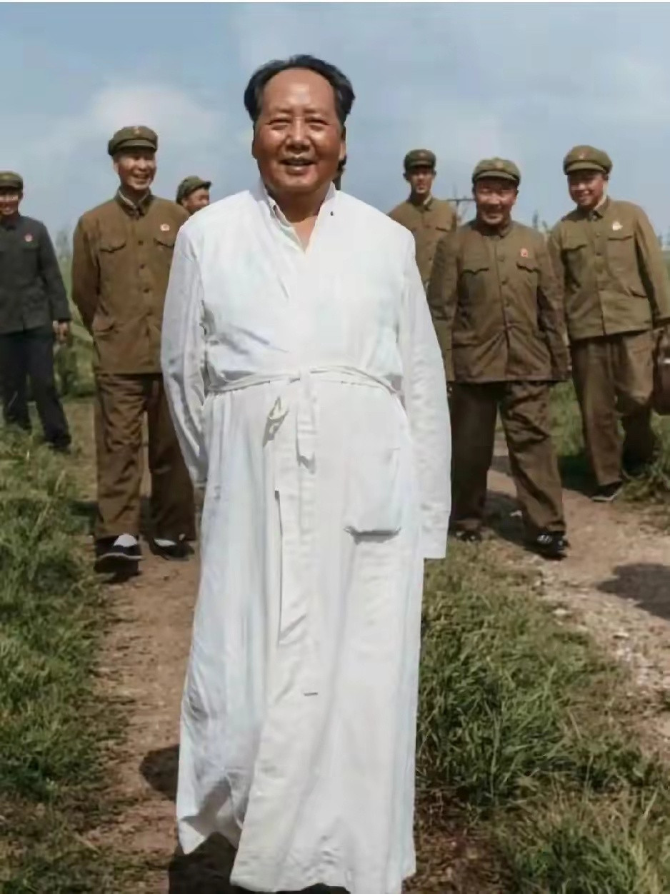 1966年夏，伟大领袖毛主席已经73岁了，毛主席他不怕自己年老，在武汉完成了人生