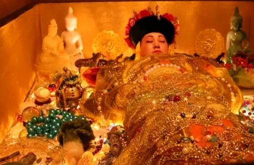 1928年，乾隆地宫被炸，在一堆腐烂的尸骨里，人们惊讶得发现，其中一具身穿黄色龙