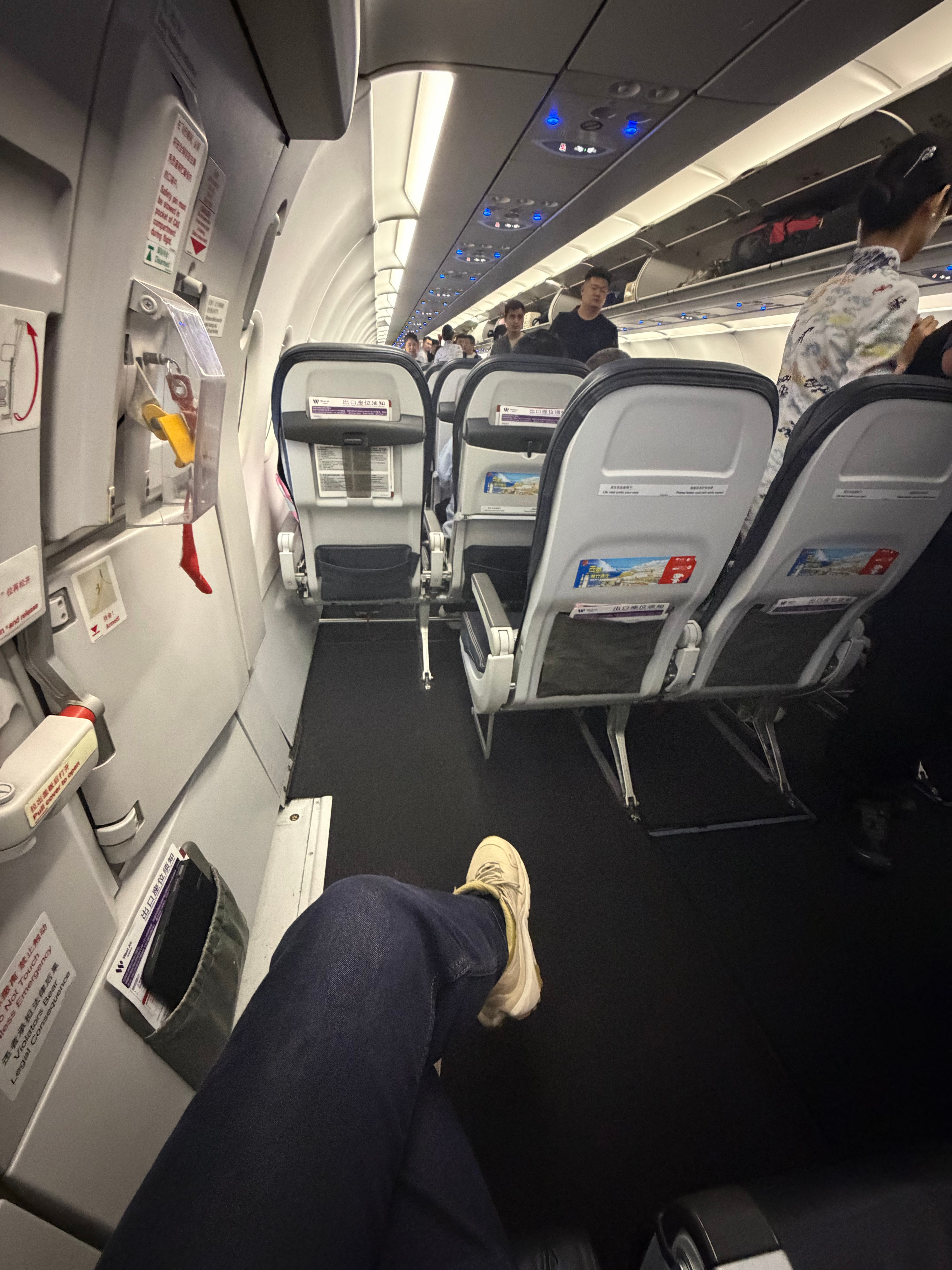 这台A321ceo这样的位置一共有四个这样的位置我这边对面没有空姐
