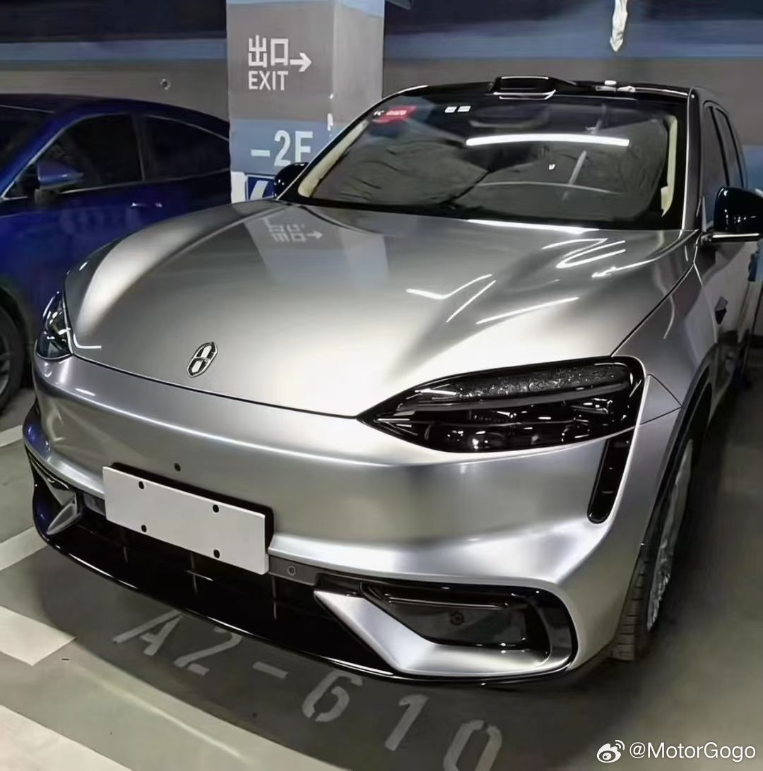 问界M6钛空银配色，实车看起来有种电镀银的感觉，有点酷！大v聊车