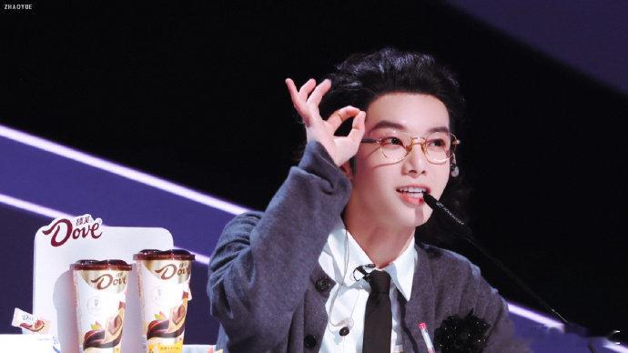 评审界的“反差萌”：华晨宇语气有多柔，比0的速度就有多快～