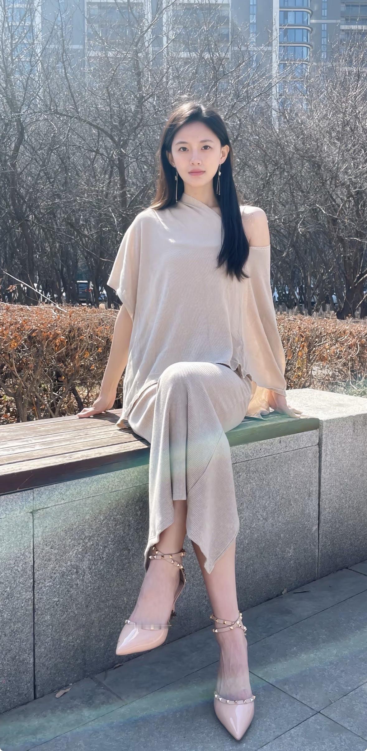 都市女孩穿搭指南：优雅米色连衣裙搭配高跟鞋，尽显时尚魅力！