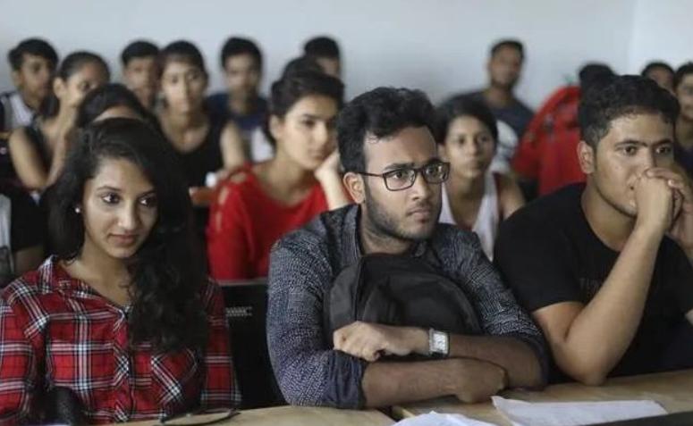 印度留学生的美梦碎了！在深圳的写字楼里查出一批空壳公司。移民局的人