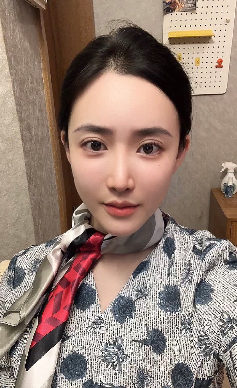 东航空姐的制服照，好美呀。​​​