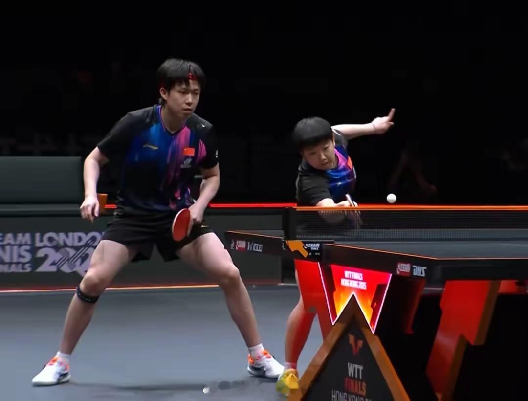 体育WTT总决赛-王楚钦/孙颖莎3-0击败林诗栋/蒯曼取得两连胜王楚钦孙颖莎