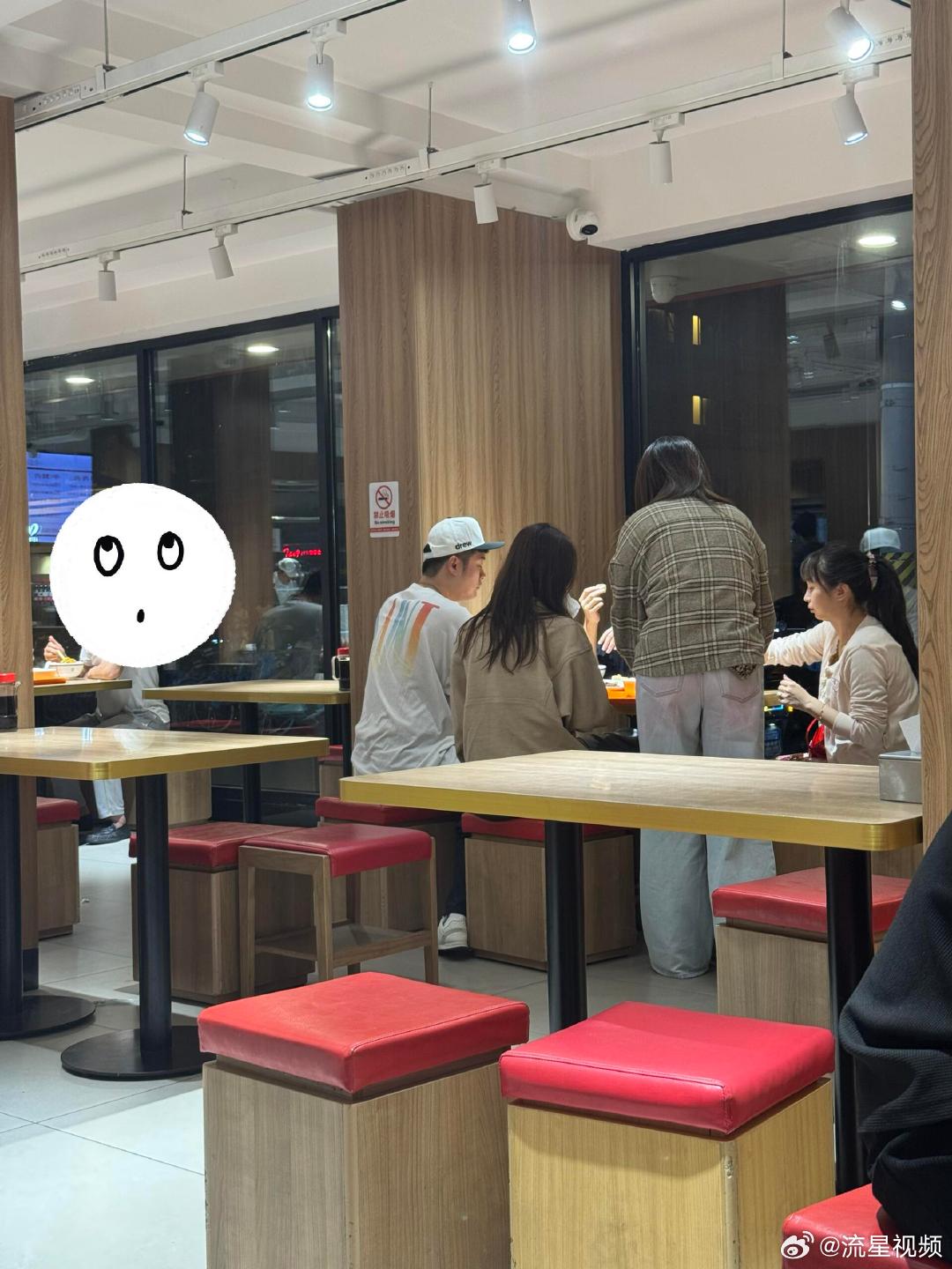 吃牛肉面偶遇陈赫吃个牛肉面都能碰上陈赫，他戴那帽子低头嗦面的样子，简直比综艺里还