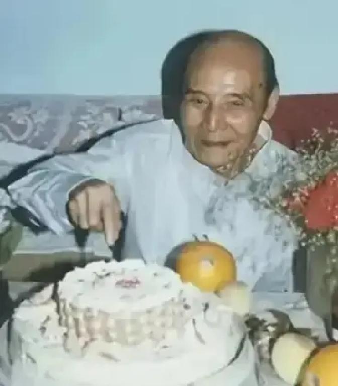 1954年秋天，上海市公安局情报主任胡均鹤接到去北京开会的通知，刚进公安部大门，迎接他的不是热茶和奖