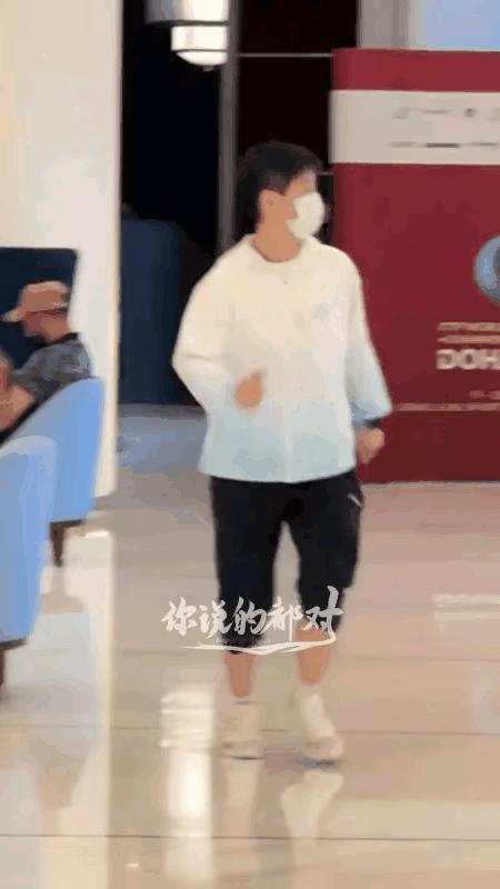 捕捉到莎莎在多哈酒店奔跑的画面鲜活的身影让人眼前一亮她跑起来真的像陈玘说的小