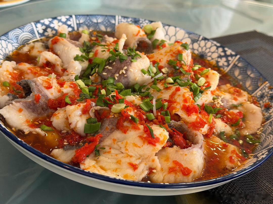 今天去乡里吃鱼，一条鱼能够做出这么多种菜，而且都很好吃，图7是吃完后的状态米帅的