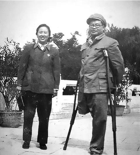 在贵州省的一次茶话会上，原来的大军阀王家烈作为民主人士参加，他看到一个只有一条腿