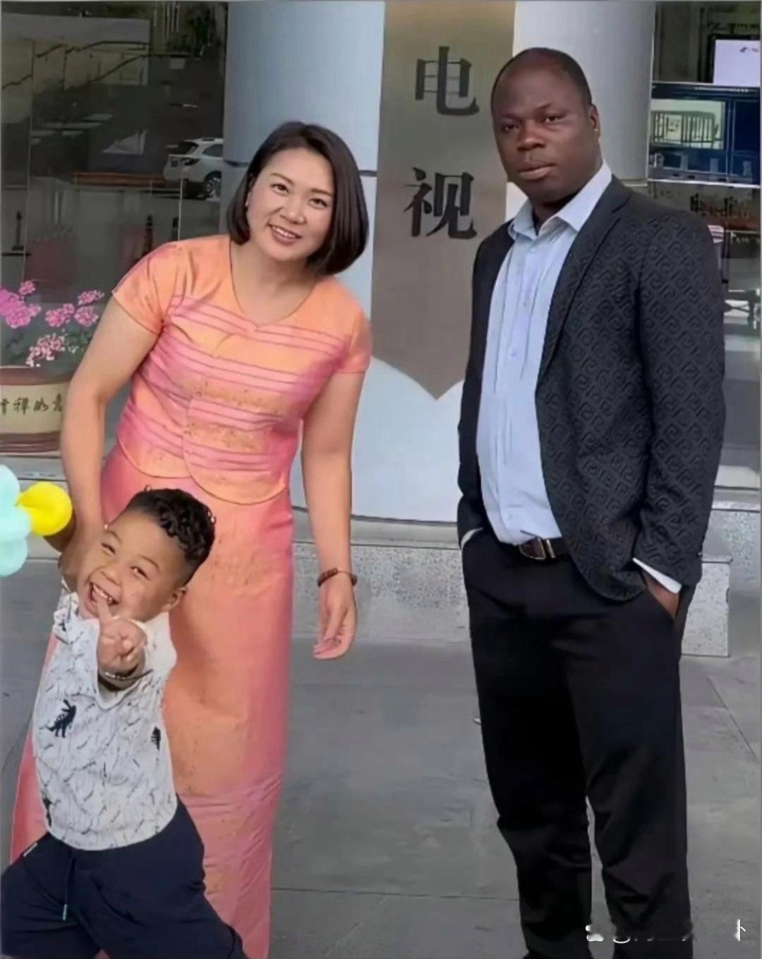这个孩子真会长，也很庆幸，皮肤随妈妈了，脸盘随爸爸，一点也不违和。