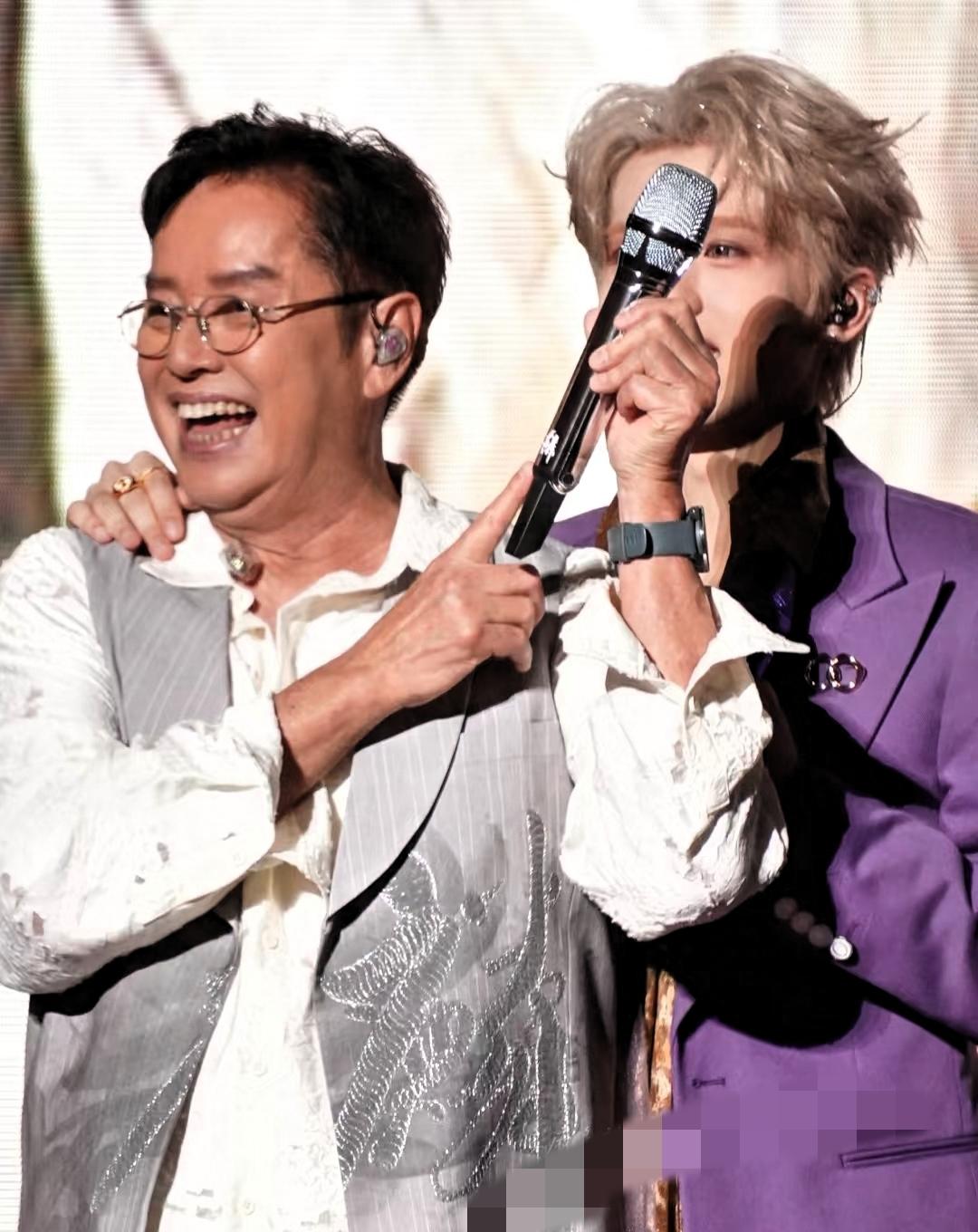 我严重怀疑，75岁的谭咏麟还扎在演唱会舞台上，哪是为了圈钱或卖情怀啊，根本是因为