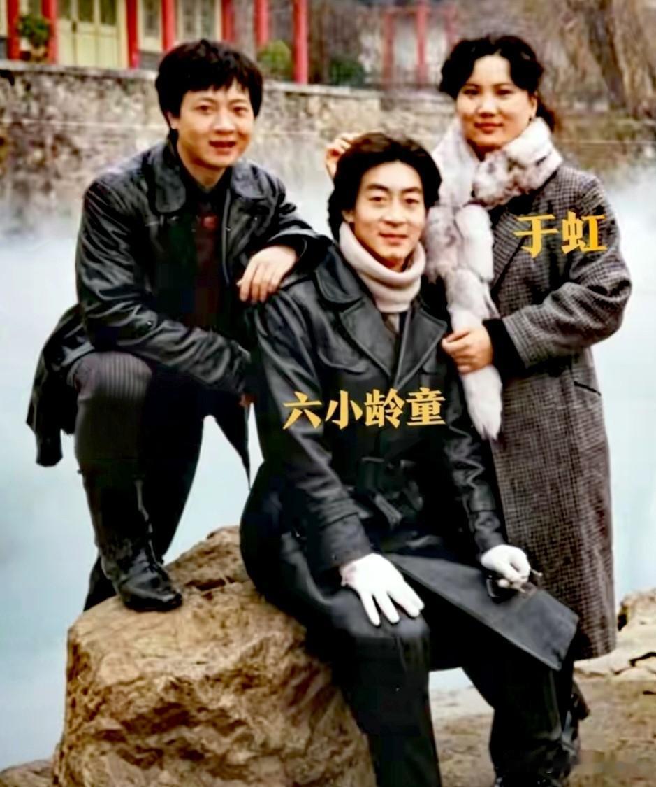 早年的珍贵合影，六小龄童一身皮衣英气十足，身旁是妻子于虹，还有一位好友相伴。几