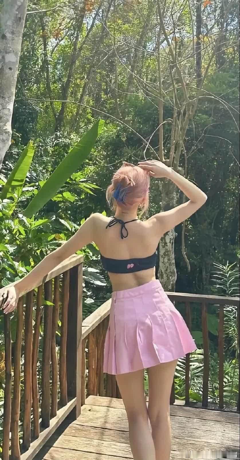 程潇海边写真美到炸裂辣得让人移不开视线​
