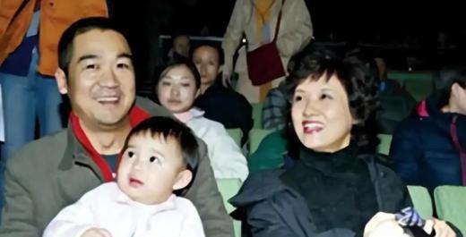 1995年，38岁的邓婕发现自己怀孕，她已经和张国立结婚六年，可那时他们刚把继子