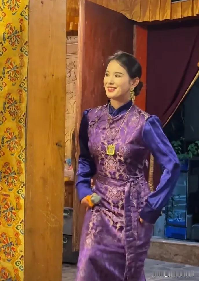 香格里拉“宋慧乔”来了，常年驻场地表演的藏族妹妹长得非常漂亮，看到她就觉得美人是